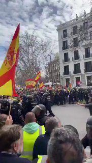 A szocialista Pedro Sánchez csatlósai ismét megverik a spanyol gazdákat Madridba...