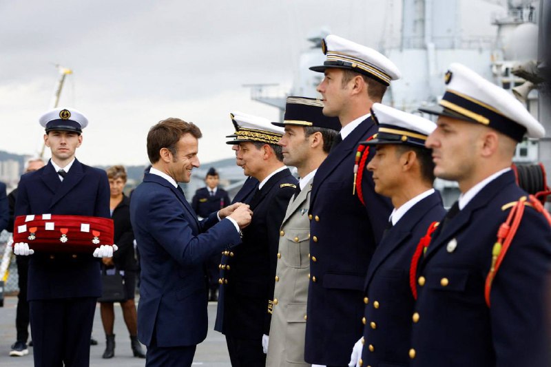 Arany ejtőernyőt ígérnek a francia katonáknak, ha fiktív "leszerelés" után részt...