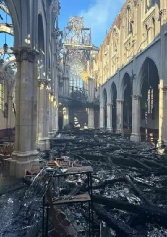 Ennyi maradt a francia templomból, amelyik tegnap leégett......