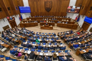 A szlovákiai ellenzéki pártok úgy döntöttek, hogy visszavonják Robert Fico mini...