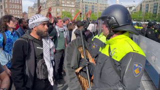 Amszterdamban egyre nagyobb a feszültség, a rendőrséget vetették be a palesztin...