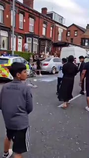 Harehills, AngliaA brit jövőbeli „maidanosok” gyakorolják, hogyan kell szembeszá...