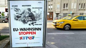 Az Ukrajnának nyújtott segélyek ellen plakátokat függesztettek ki Ausztria utcái...