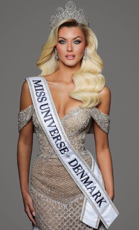 Ez érdekes! A Miss Universe versenyt egyszer csak egy karcsú, kék szemű szőke ny...