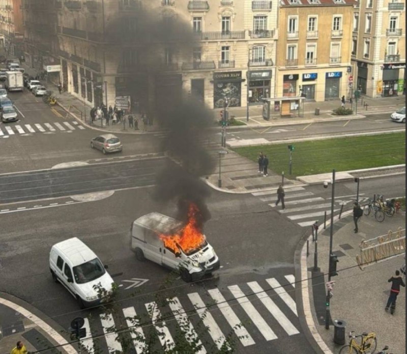 Kalasnyikov géppuskával lőttek szét pénzszállító járművet Grenoble központjábanA...