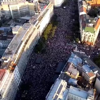 Hatalmas tömegtüntetések kezdődtek Szerbia fővárosában, Belgrádban, ahol a líti...