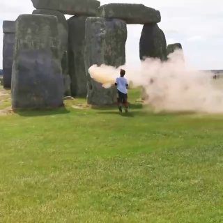 A legújabb degeneráció megszentségteleníti Stonehenge-et !Az angliai „Stoneheng...