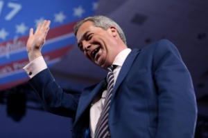 Nigel Farage Reform UK pártja a közvélemény-kutatások során először előzte meg a...