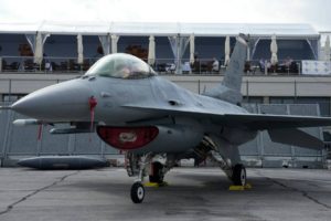 Az F-16-os vadászrepülőgépek Európában való repülésére kiképzett ukrán pilóták c...