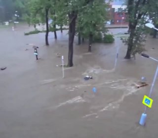 A lengyelországi gátszakadás után Stronie Śląskie városa víz alá került, az embe...