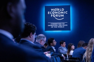 Viszlát Davos? A WEF riválisa, a Semafor hatalmas üzleti konferenciát tervez Was...