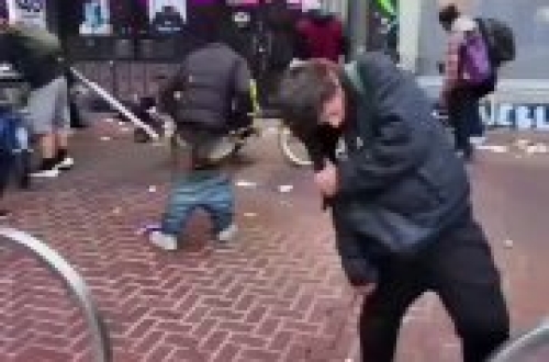 Korai reggel San Franciscóban – tiszta zombiapokalipszis az utcákonA videó végén...
