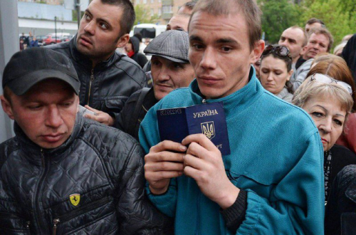 Az országot elhagyó ukrán férfiak nem akarnak visszatérni hazájukba, ahol mozgó...