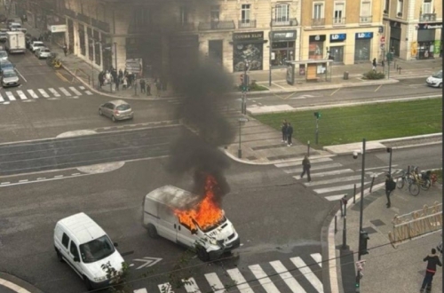 Kalasnyikov géppuskával lőttek szét pénzszállító járművet Grenoble központjábanA...