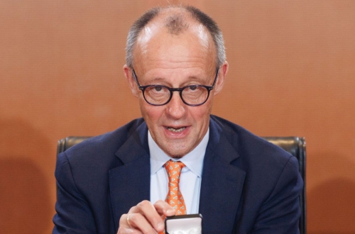 Merz nem akar elődei hibájába esni, kerüli a kétfrontos háborút!