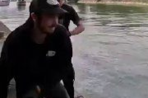 Párizs - helyi környezetvédők és újságírók mágnest dobáltak a Szajna folyóba az ...