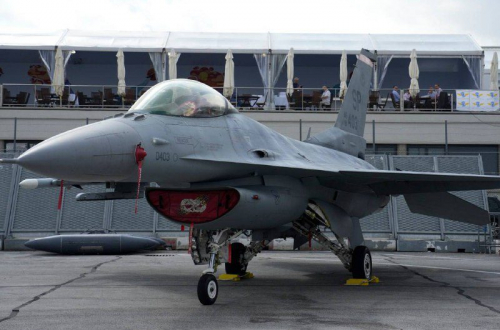 Az F-16-os vadászrepülőgépek Európában való repülésére kiképzett ukrán pilóták c...