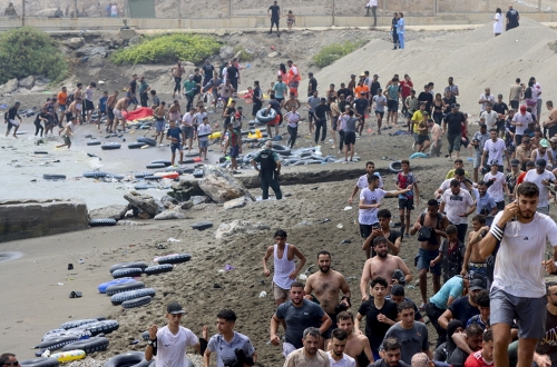 Ceuta, 2026. július 30.
Marokkói illegális bevándorlók érkeznek a Marokkó területébe ékelődő észak-afrikai spanyol enklávé, Ceuta határkerítése közelébe 2026. július 30-án. Az elmúlt kilenc nap alatt közel háromezren jutottak be illegálisan Marokkóból Ceuta területére. Ceuta tisztviselői arra kérték a spanyol kormányt, hogy hirdessen ki "nemzeti szükségállapotot".
MTI/EPA/EFE/Reduan Dris