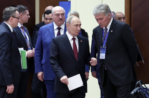 Biskek, 2025. november 27.
Vlagyimir Putyin orosz elnök (k) és Dmitrij Peszkov orosz elnöki tanácsadó szót vált Aljakszandr Lukasenka fehérorosz elnök (balról) mellett a Kollektív Biztonsági Szerzõdés Szervezete (KBSZSZ) csúcstalálkozóján a kirgiz elnöki hivatalban, Biskekben 2025. november 27-én.
MTI/EPA/Szputnyik/Kreml pool/Alekszandr Kazakov